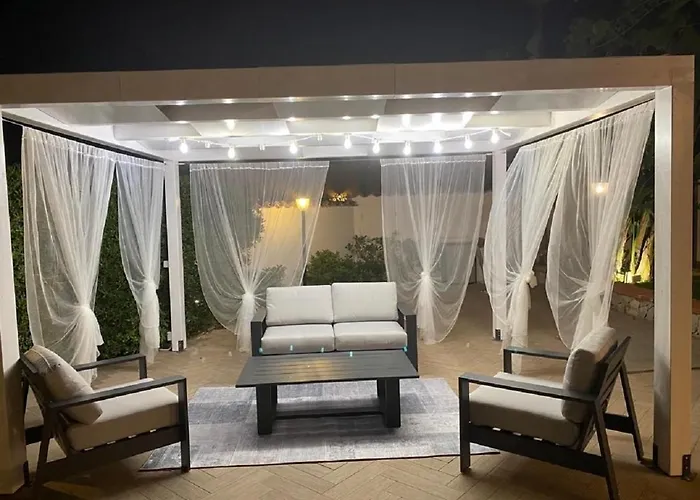 VILLA MARIANNA CON PISCINA PRIVATA ampi spazi esterni e WIFI FREE